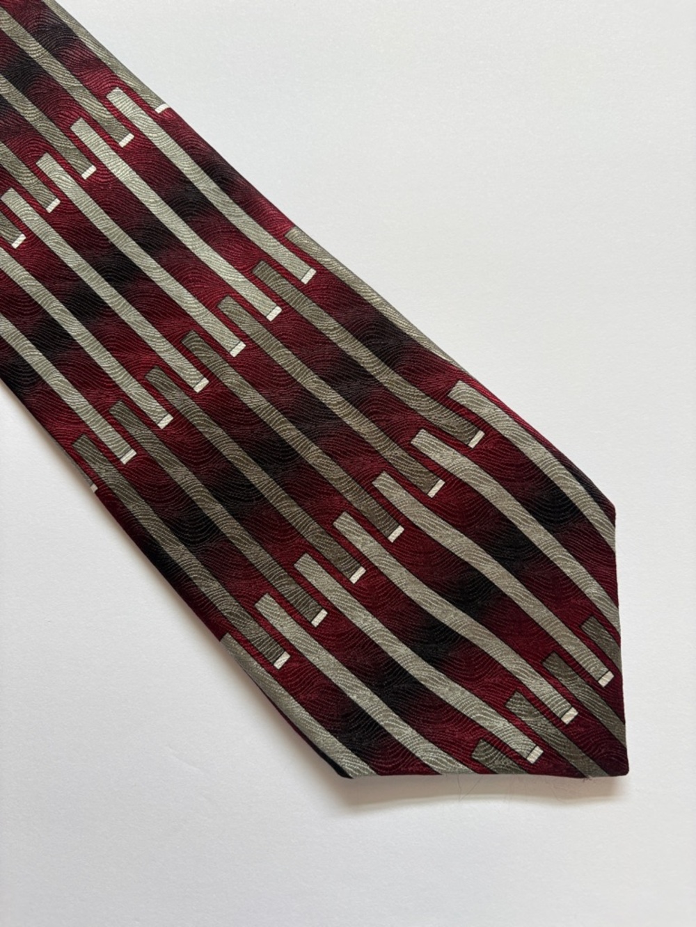 Ziggurat Mulberry Vintage Silk Tie 4" Wide Burgundy Red Gray Vertical RN 88335